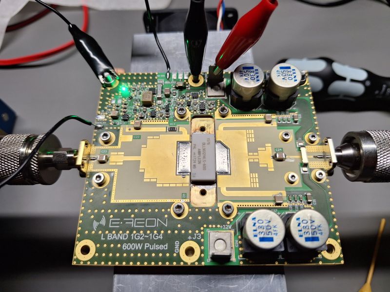 E-REON 550 W L-band LDMOS amplifier pallet connected on the test bench