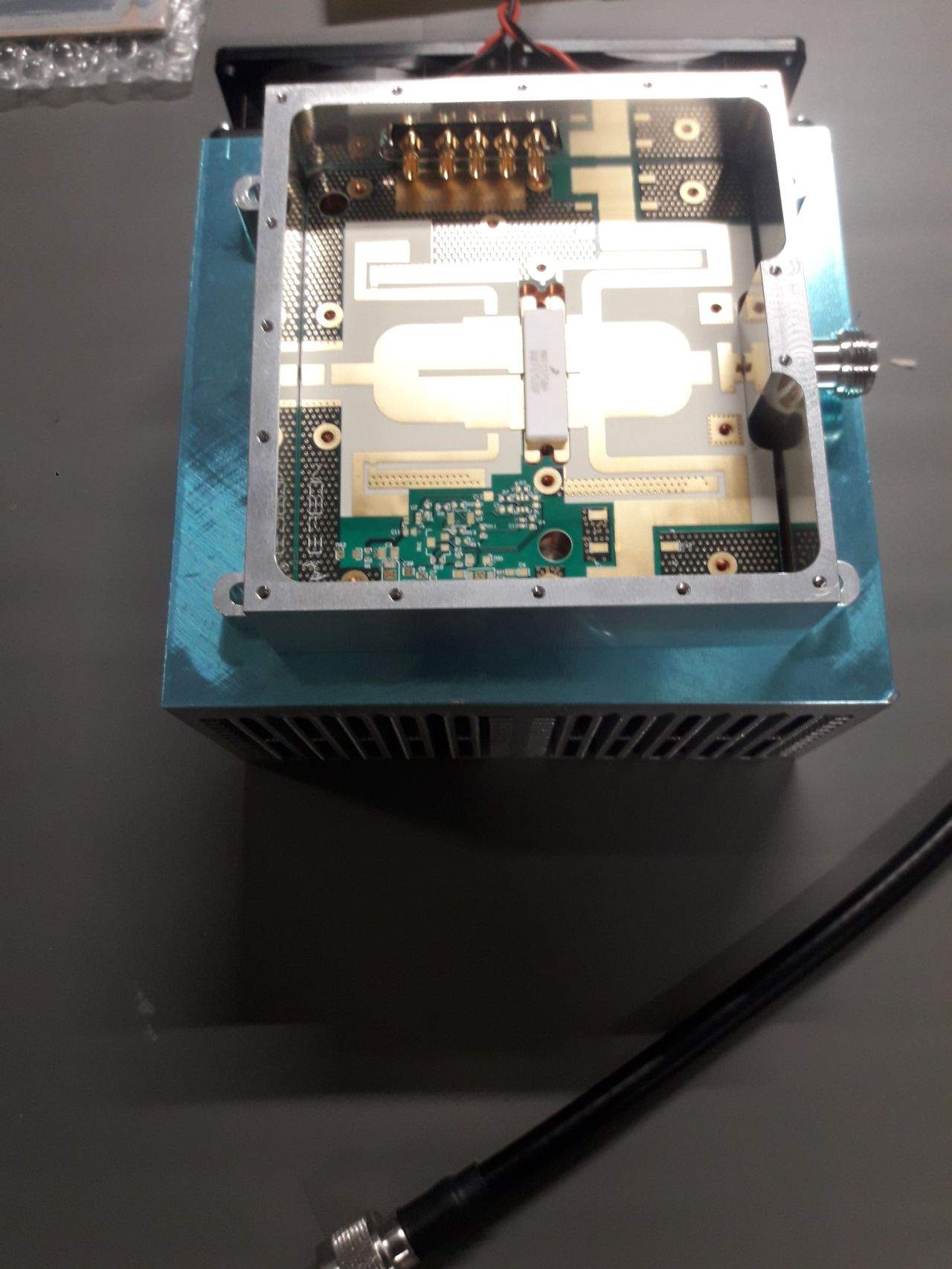 Open 700 W L-band high-power amplifier during mechanical fit checking