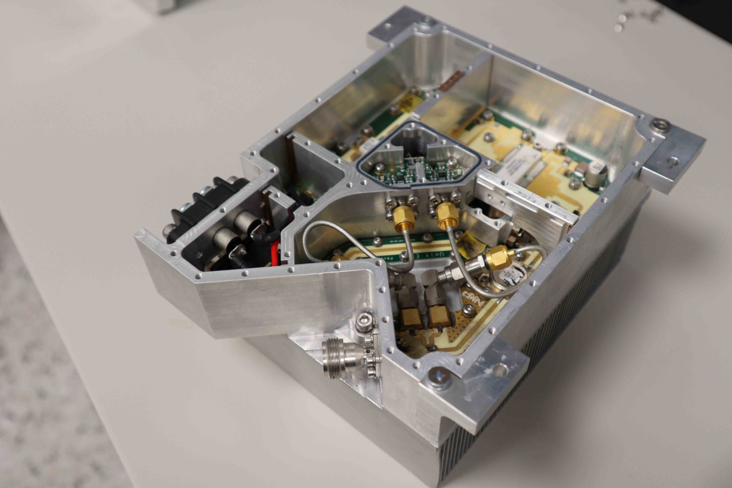Open E-REON RF amplifier subsystem with embedded control electronics, monitoring connections and integrated heatsink